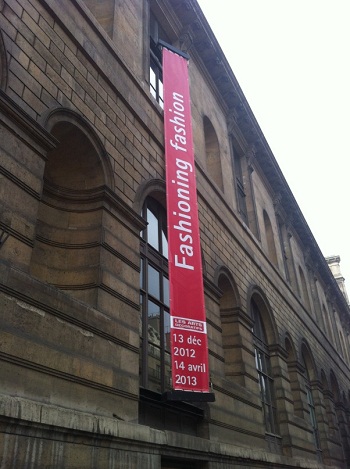 Fashioning Fashion banner outside Les Arts Décoratifs at the Palais du Louvre