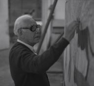 Rufino Tamayo drawing on the lithographic stone for Two Personages Attacked by Dogs (Dos personajes atacados por perros) at the Taller de Gráfica Mexicana, 1982